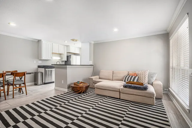 $225,000 | 1880 White Oak Drive, Unit 111, Houston, TX 77009