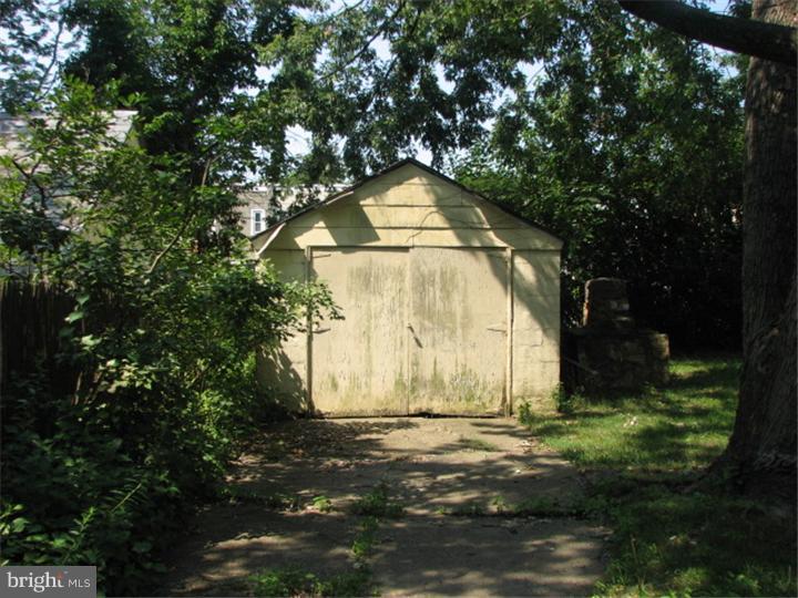 340 Derwyn Road Lansdowne, PA 19050 - Photo 2 of 3 Garage