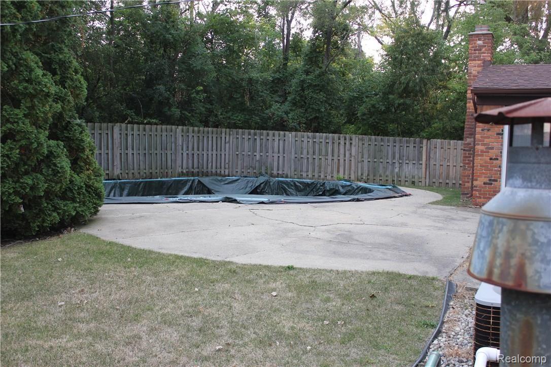 29337 Raleigh Road Farmington, MI 48336 - Photo 5 of 5 Raleigh Yard with Pool-(1 of 1).JPG