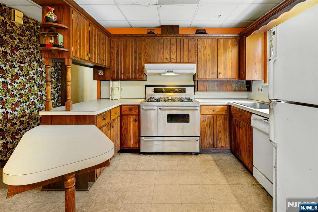 176 Mountain Way Rutherford, NJ 07070 - Photo 14 of 28
