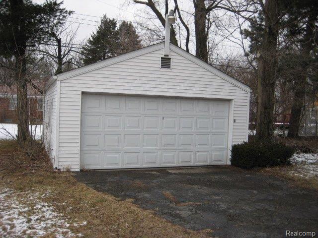 17610 Cornell Road Southfield, MI 48075 - Photo 24 of 25 261-911622 - Garage.JPG