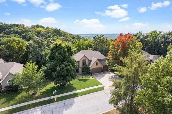 $795,000 | 10514 Northwest River Hills Drive, Parkville, MO 64152
