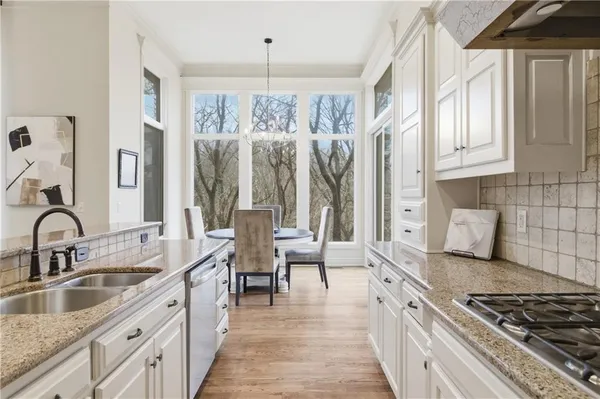 $795,000 | 10514 Northwest River Hills Drive, Parkville, MO 64152