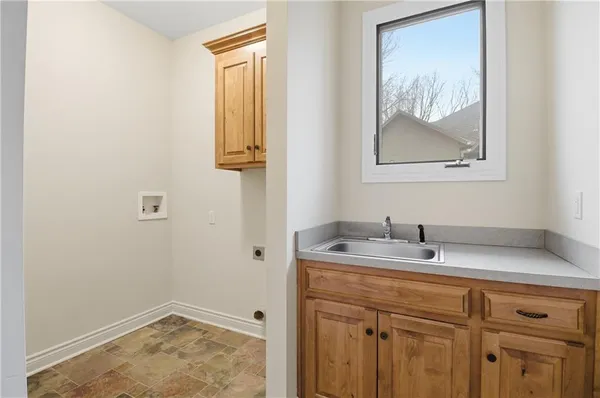 $795,000 | 10514 Northwest River Hills Drive, Parkville, MO 64152