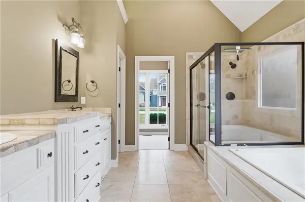 $795,000 | 10514 Northwest River Hills Drive, Parkville, MO 64152