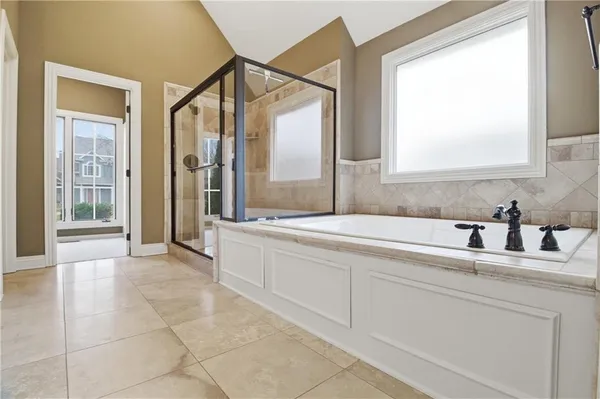 $795,000 | 10514 Northwest River Hills Drive, Parkville, MO 64152