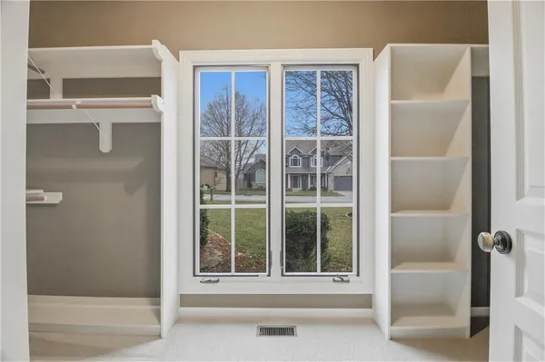$795,000 | 10514 Northwest River Hills Drive, Parkville, MO 64152