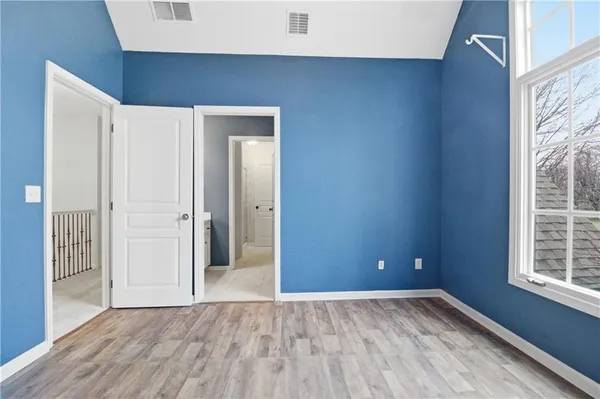 $795,000 | 10514 Northwest River Hills Drive, Parkville, MO 64152