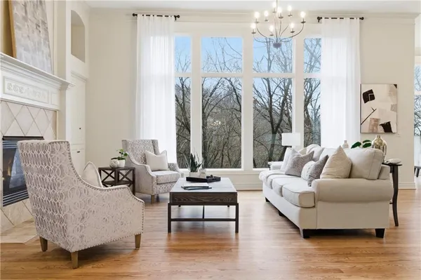 $795,000 | 10514 Northwest River Hills Drive, Parkville, MO 64152
