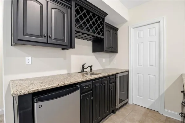 $795,000 | 10514 Northwest River Hills Drive, Parkville, MO 64152