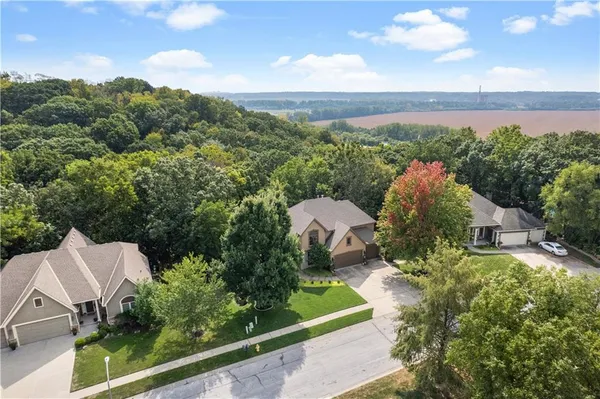 $795,000 | 10514 Northwest River Hills Drive, Parkville, MO 64152