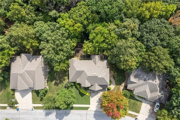 $795,000 | 10514 Northwest River Hills Drive, Parkville, MO 64152