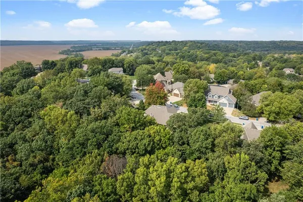 $795,000 | 10514 Northwest River Hills Drive, Parkville, MO 64152