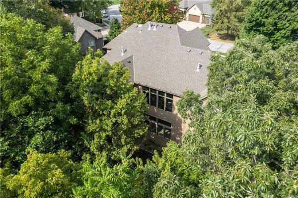 $795,000 | 10514 Northwest River Hills Drive, Parkville, MO 64152