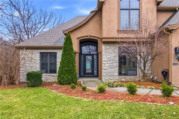 $795,000 | 10514 Northwest River Hills Drive, Parkville, MO 64152