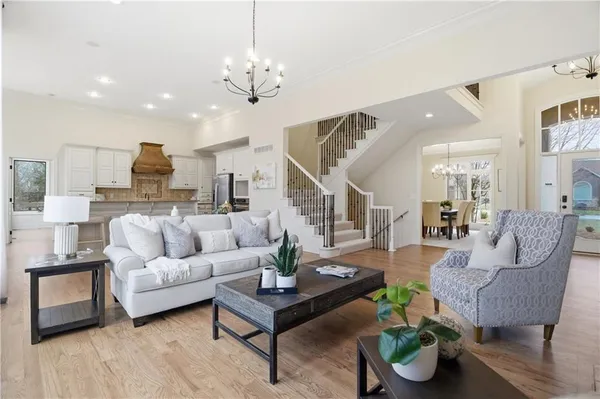 $795,000 | 10514 Northwest River Hills Drive, Parkville, MO 64152