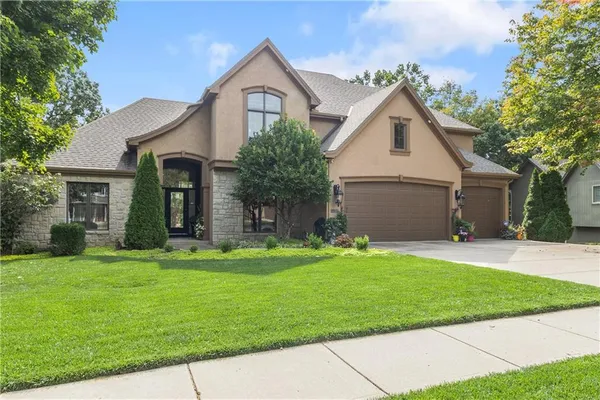 $795,000 | 10514 Northwest River Hills Drive, Parkville, MO 64152