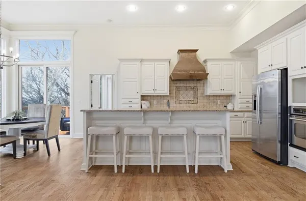 $795,000 | 10514 Northwest River Hills Drive, Parkville, MO 64152