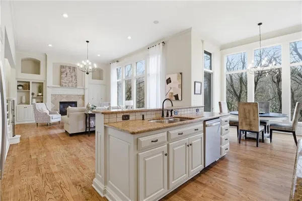 $795,000 | 10514 Northwest River Hills Drive, Parkville, MO 64152
