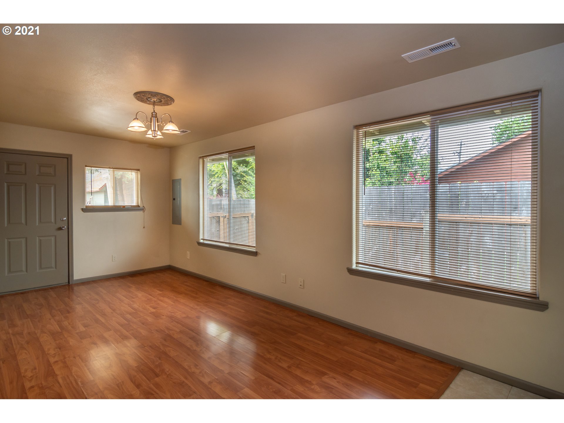 356 Page Road Winchester, OR 97495 - Photo 4 of 31 Gallery Image 4