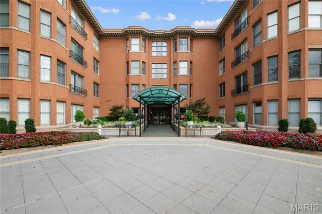 $425,000 | 750 South Hanley Road, Unit 180, St. Louis, MO 63105