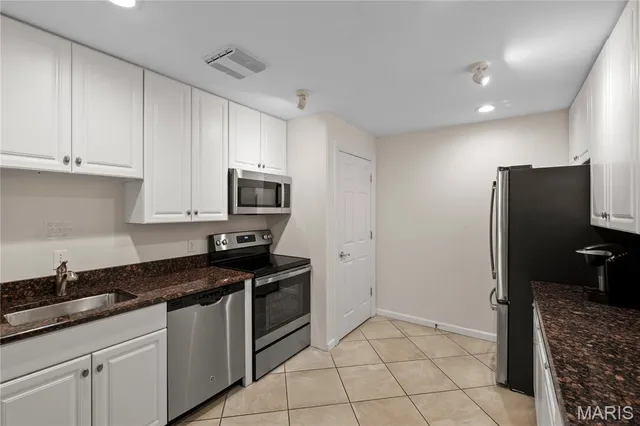 $425,000 | 750 South Hanley Road, Unit 180, St. Louis, MO 63105