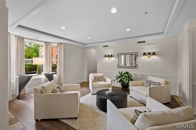 $425,000 | 750 South Hanley Road, Unit 180, St. Louis, MO 63105