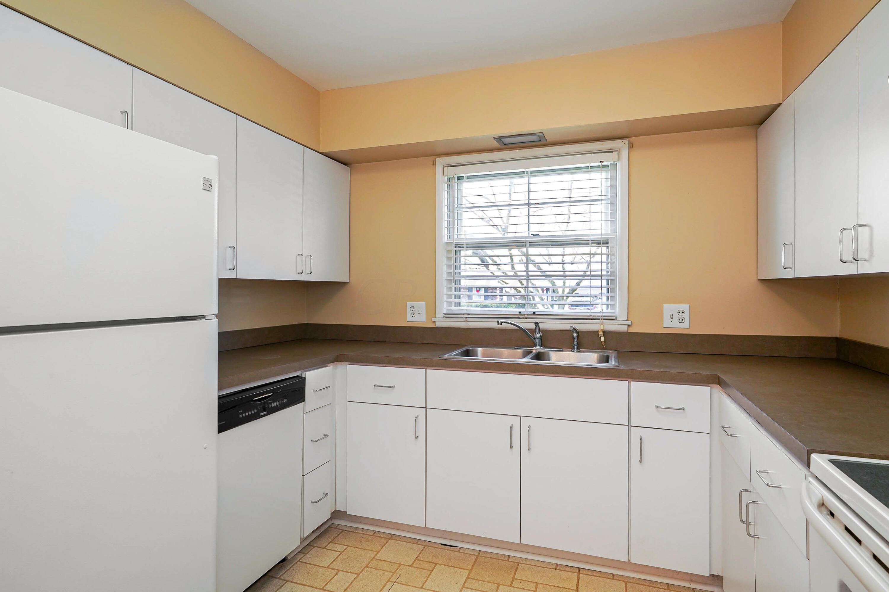 413 Darbyhurst Road Columbus, OH 43228 - Photo 10 of 34 Kitchen