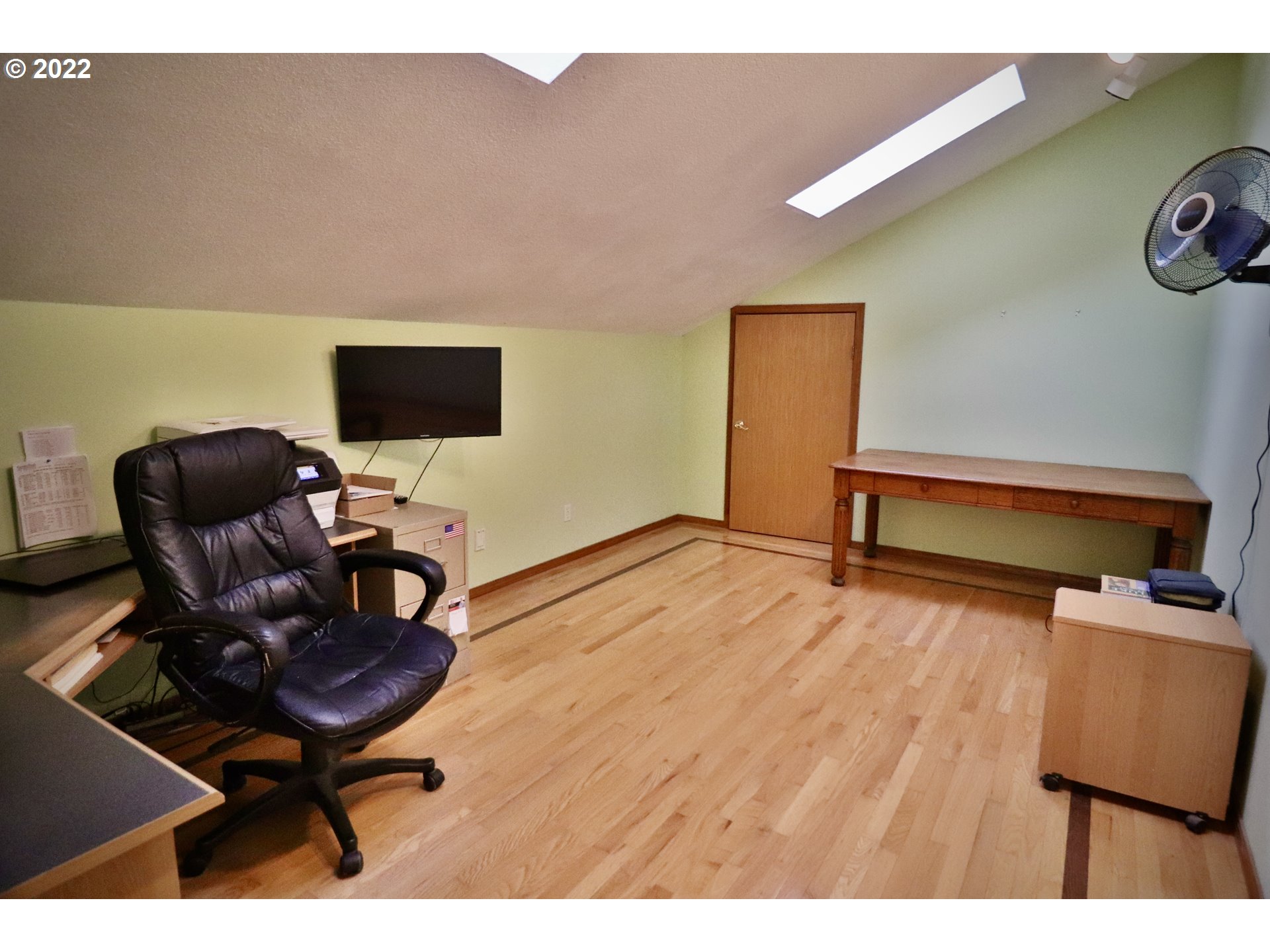 37235 Southeast Lusted Road Boring, OR 97009 - Photo 22 of 30 a workspace with furniture and screen on wall