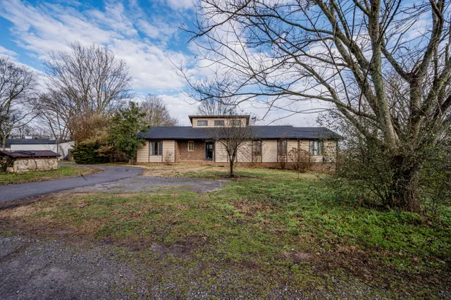 a view of a yard in front of house