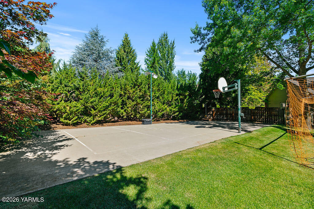 6810 Ravens Gate Way Yakima, WA 98908 - Photo 40 of 45 a view of a backyard