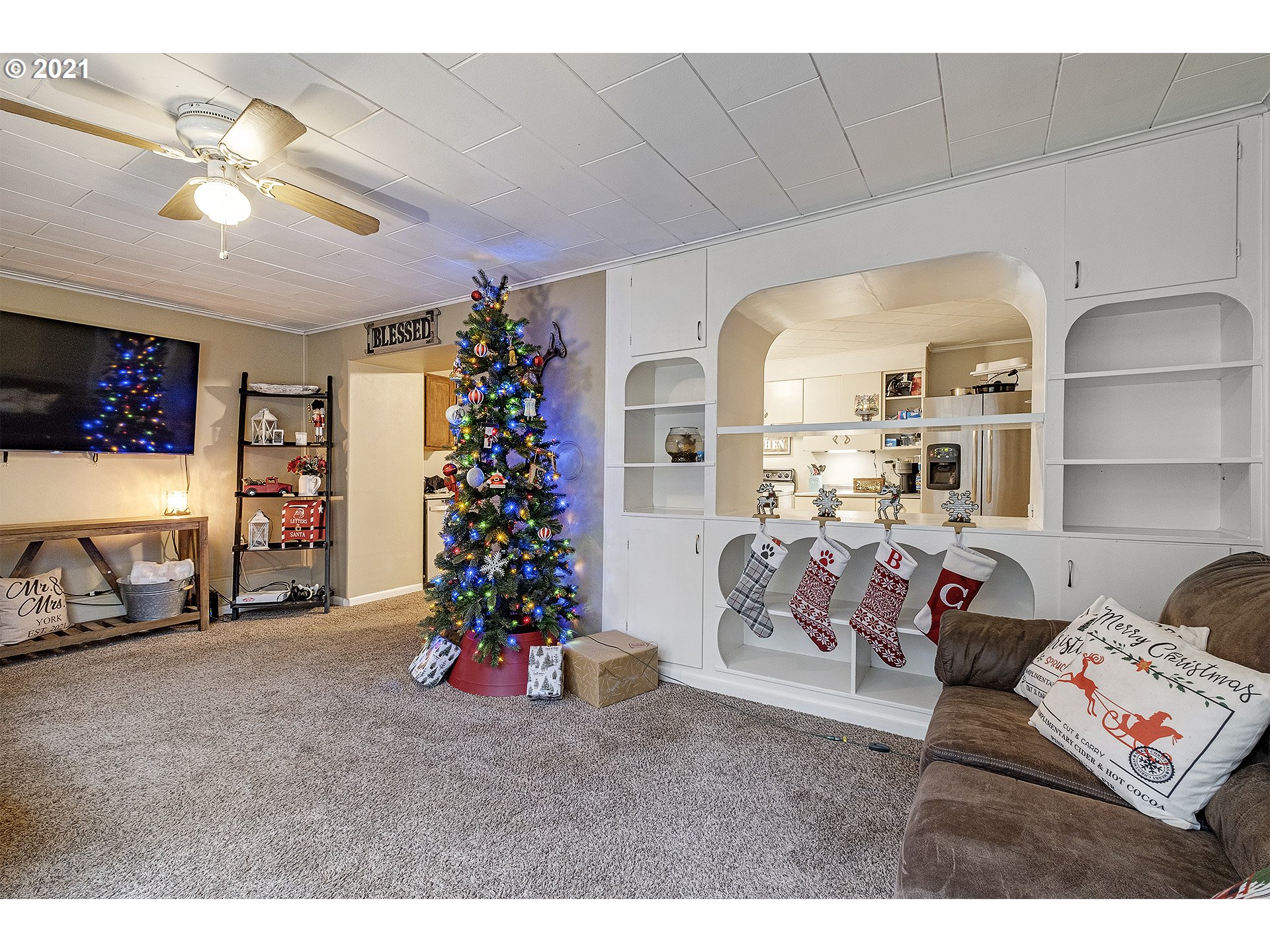 35520 Skogan Road Sandy, OR 97055 - Photo 6 of 25 a living room with furniture and a flat screen tv