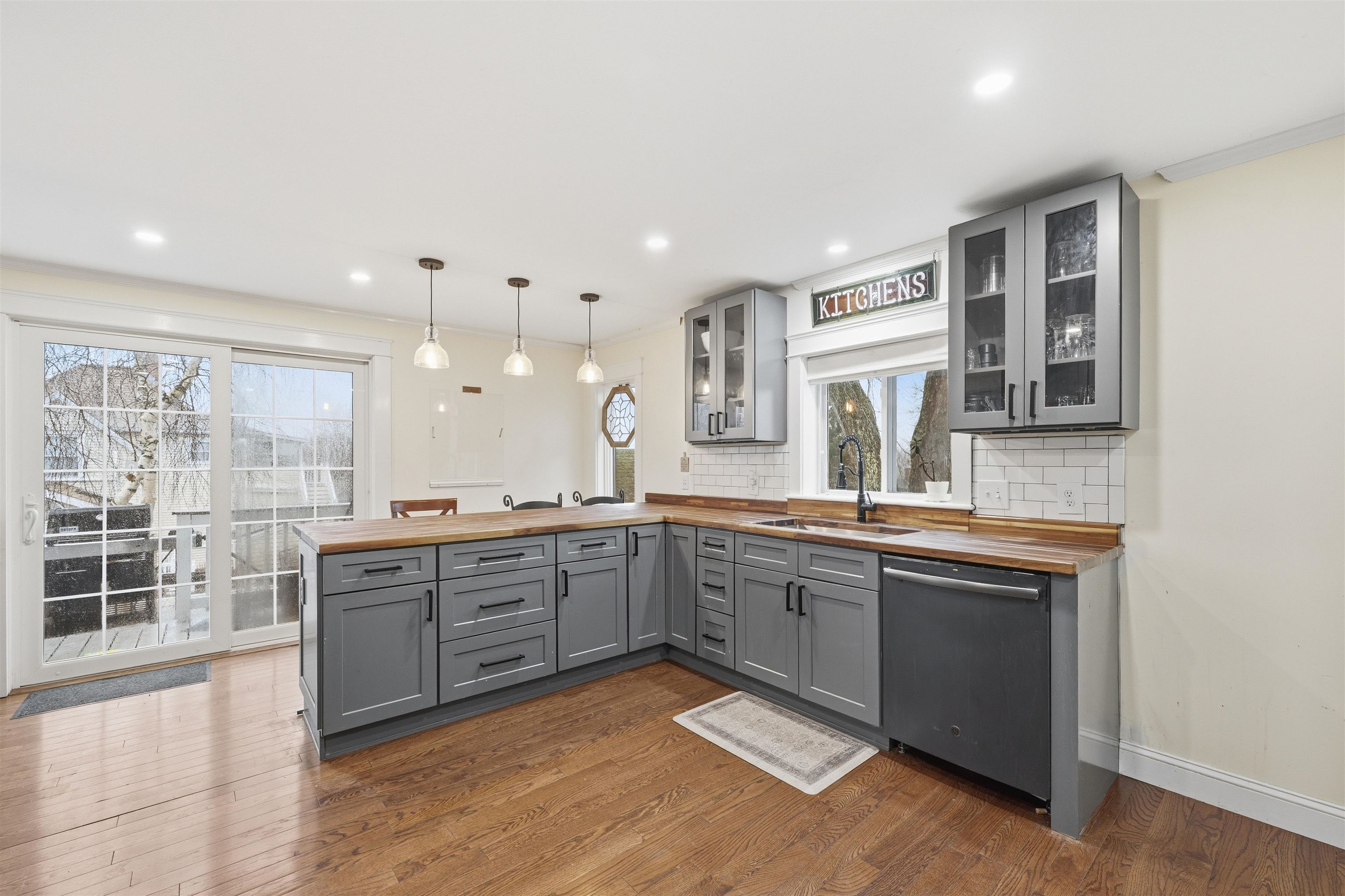 761 Amherst Street Manchester, NH 03104 - Photo 4 of 32