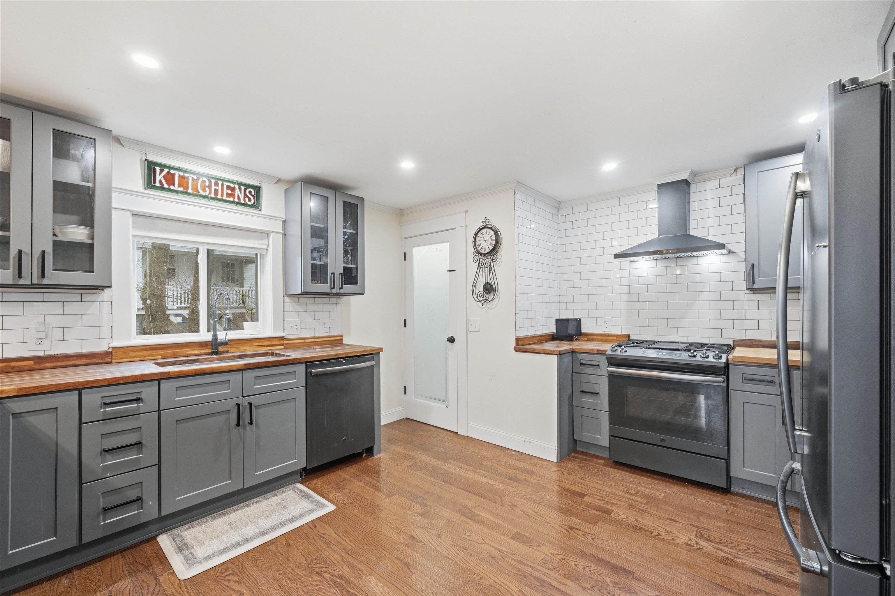 761 Amherst Street Manchester, NH 03104 - Photo 5 of 32