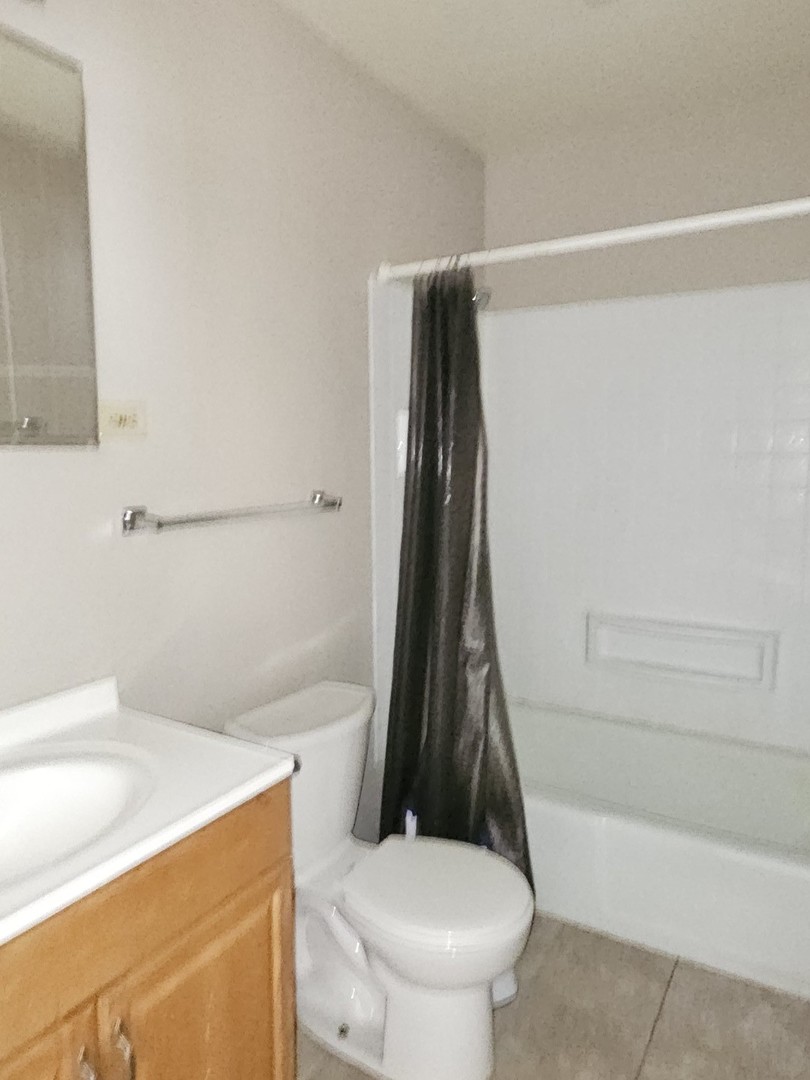 1450 Getzelman Drive, Unit 2E Elgin, IL 60123 - Photo 4 of 8