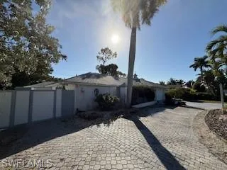 a view of a backyard