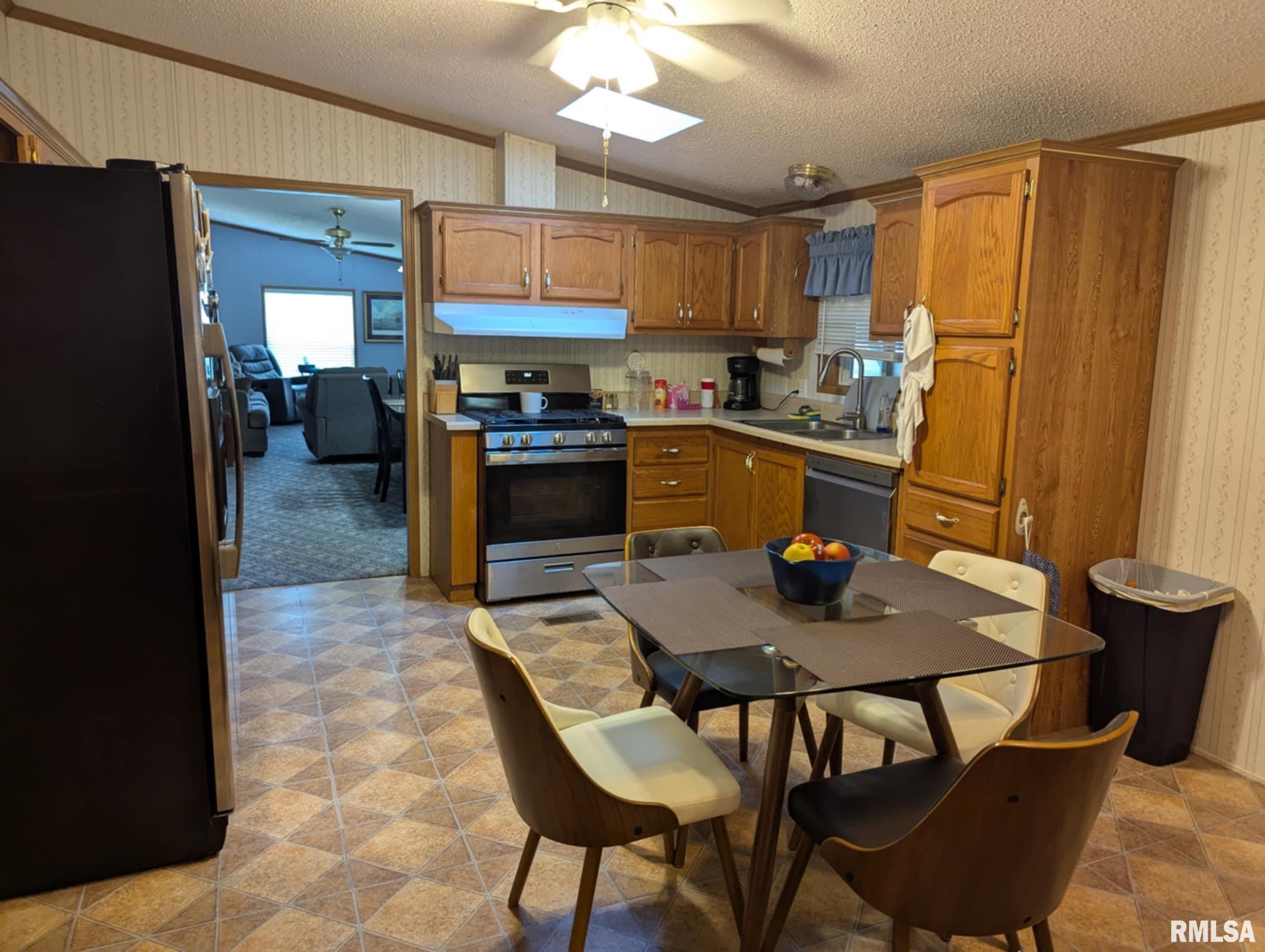 2216 Rancho Boulevard Quincy, IL 62305 - Photo 2 of 20 Gallery Image 2
