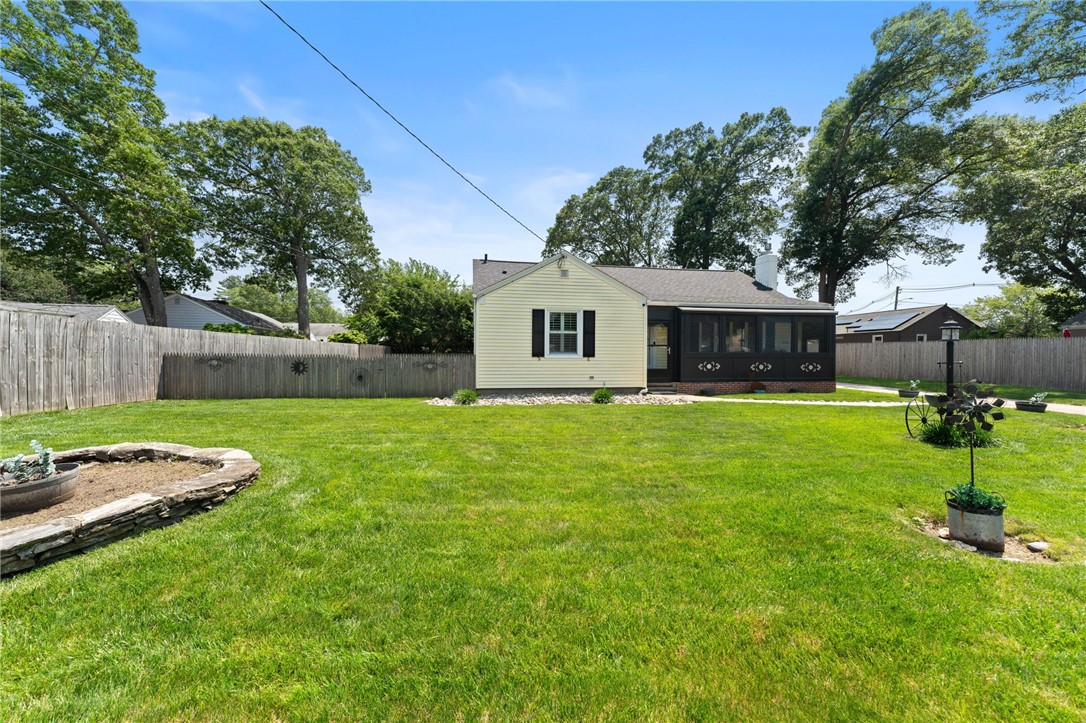 320 Miantonomo Drive Warwick, RI 02888 - Photo 5 of 47