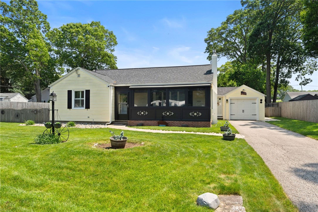 320 Miantonomo Drive Warwick, RI 02888 - Photo 7 of 47