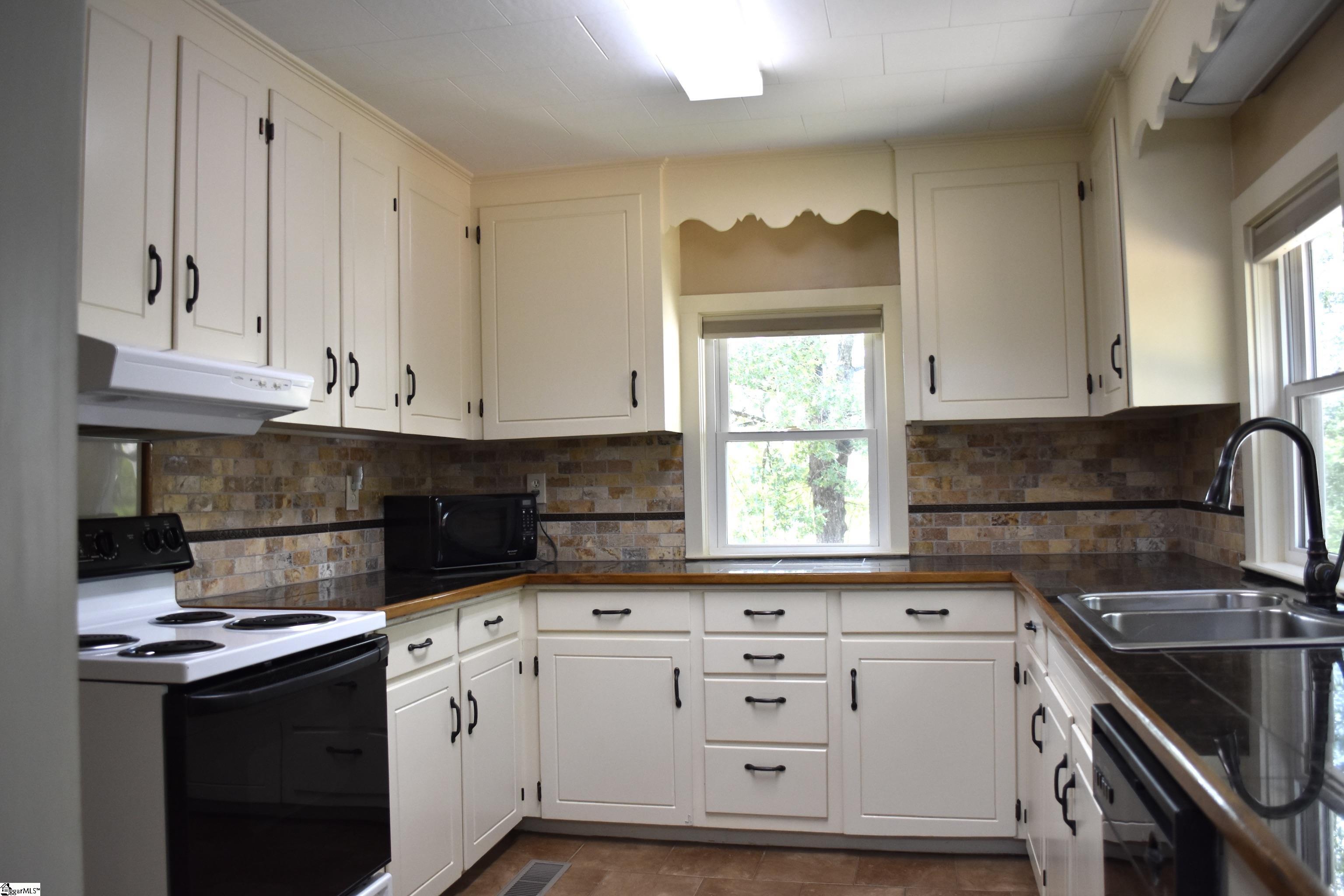 1002 Oak Grove Road Landrum, SC 29356 - Photo 4 of 34