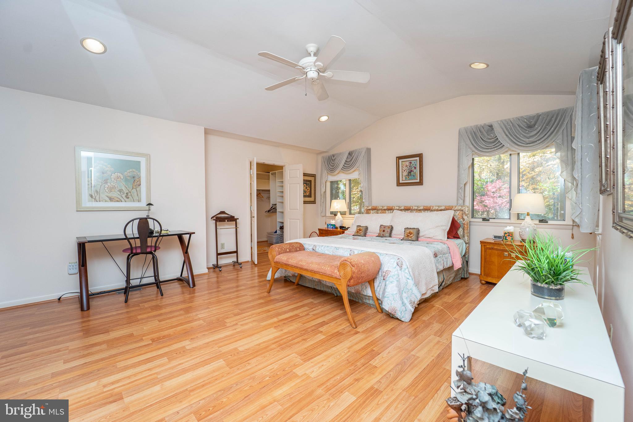 1737 Point Drive, Unit POINT Annapolis, MD 21401 - Photo 6 of 22 a bed room with bed and window