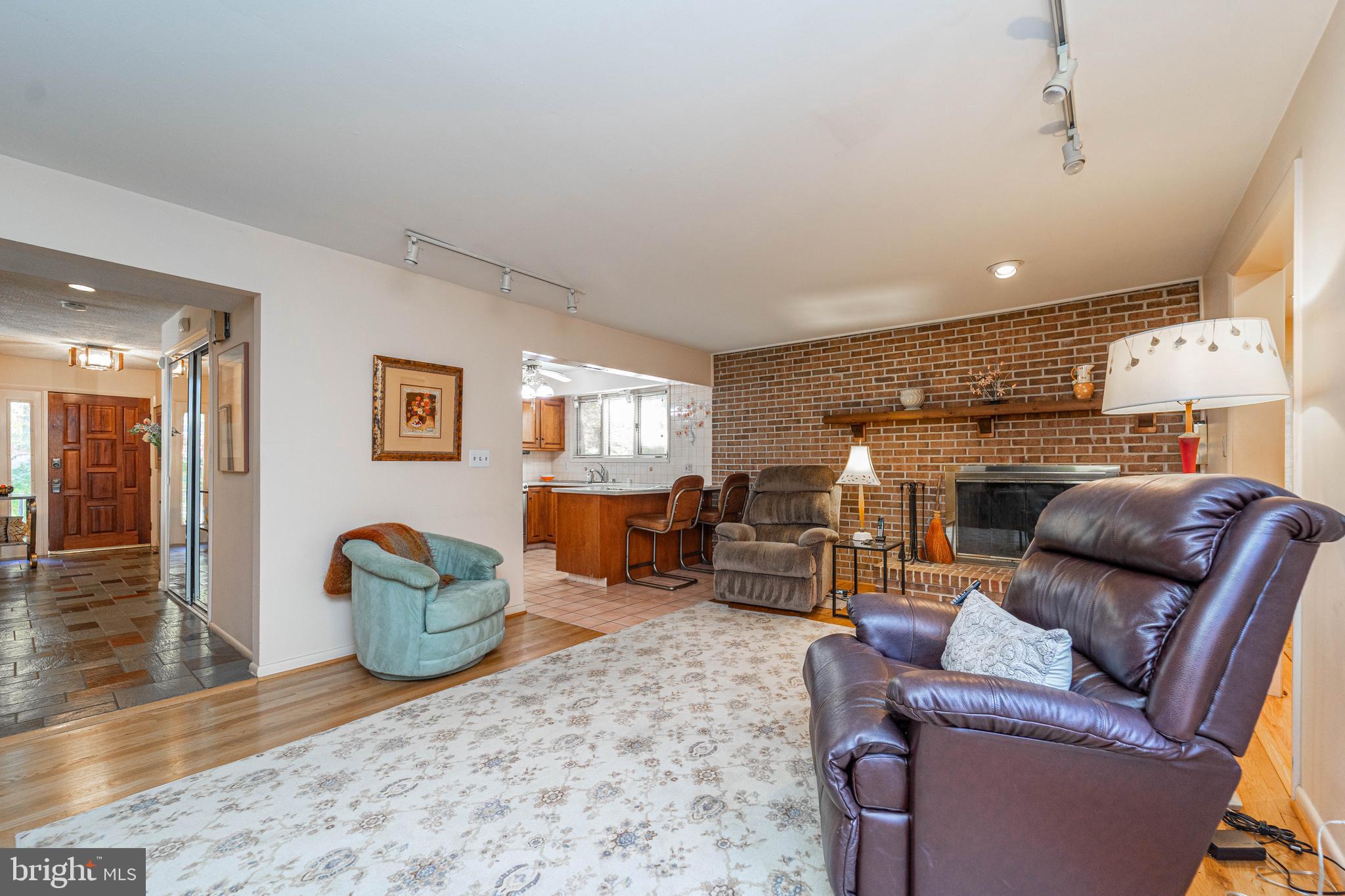 1737 Point Drive, Unit POINT Annapolis, MD 21401 - Photo 10 of 22 a living room with furniture a couch and wooden floor