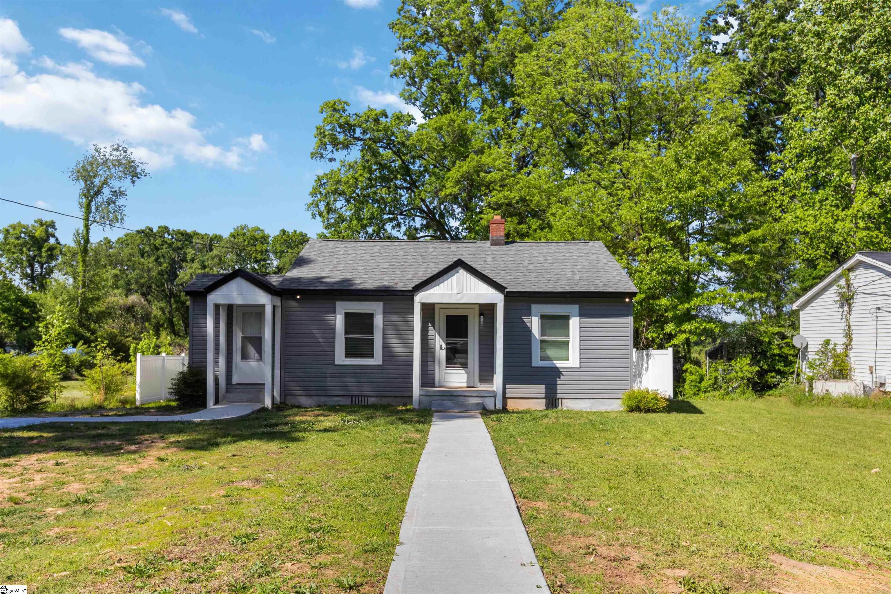 809 East Ferguson Street Clinton, SC 29325 - Photo 1 of 13
