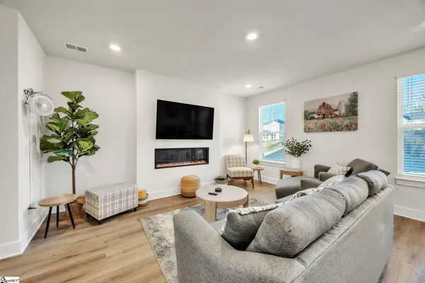 $300,000 | 860 Pleasant Falls Drive, Moore, SC 29369