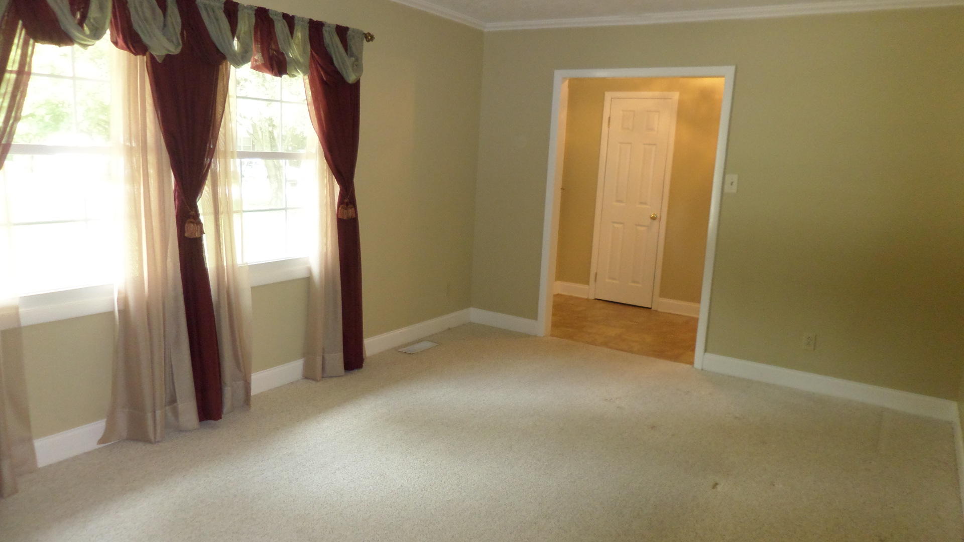 107 Colgate Road Oak Ridge, TN 37830 - Photo 10 of 32 Living room 3