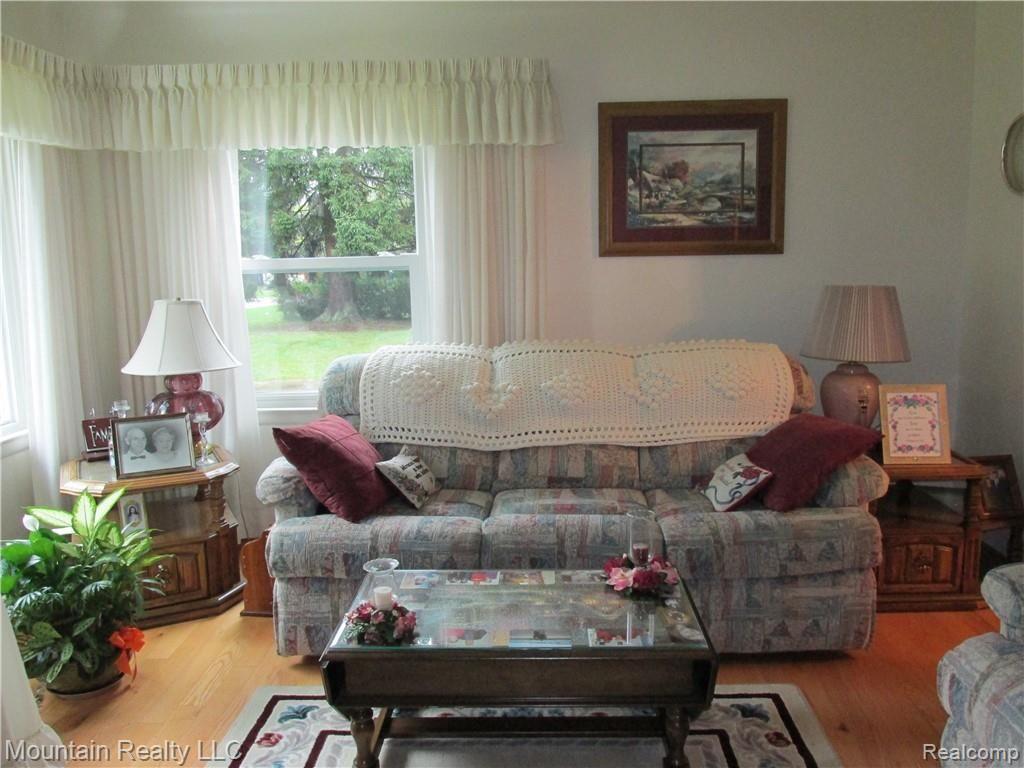 LIVING ROOM LOTS OF NATURAL LIGHT