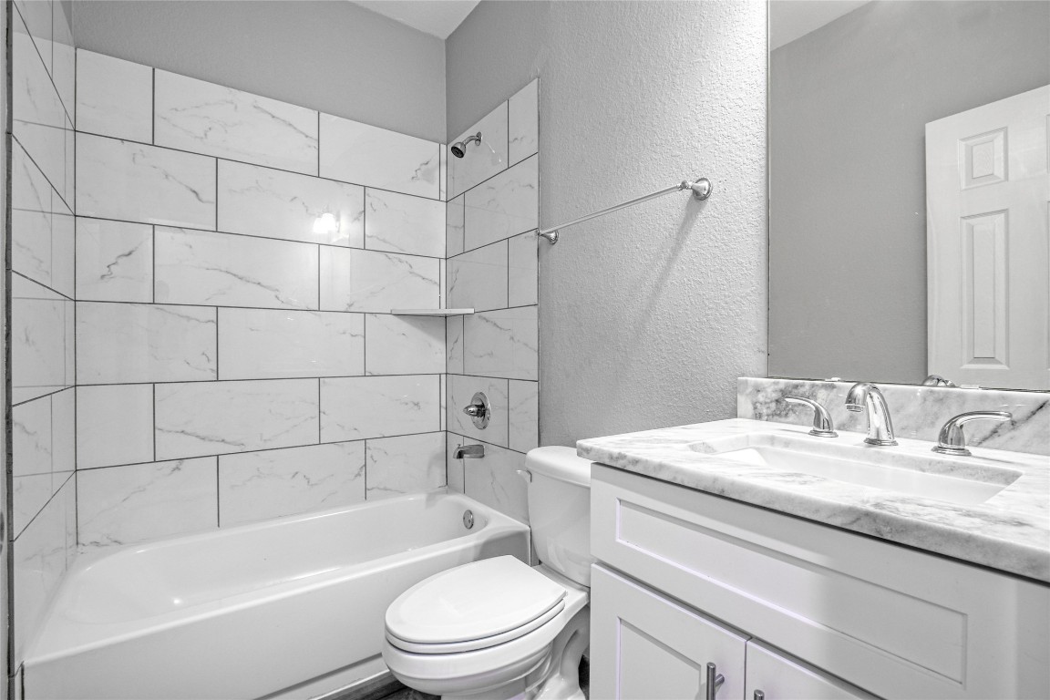 9306 Bean Street, Unit B Houston, TX 77028 - Photo 8 of 15 a bathroom with a sink a toilet and bathtub