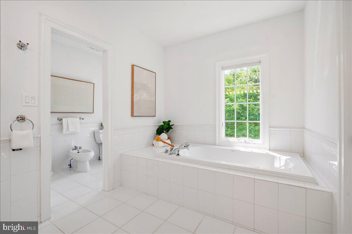 8413 Rapley Ridge Lane Potomac, MD 20854 - Photo 37 of 85 Soaking tub