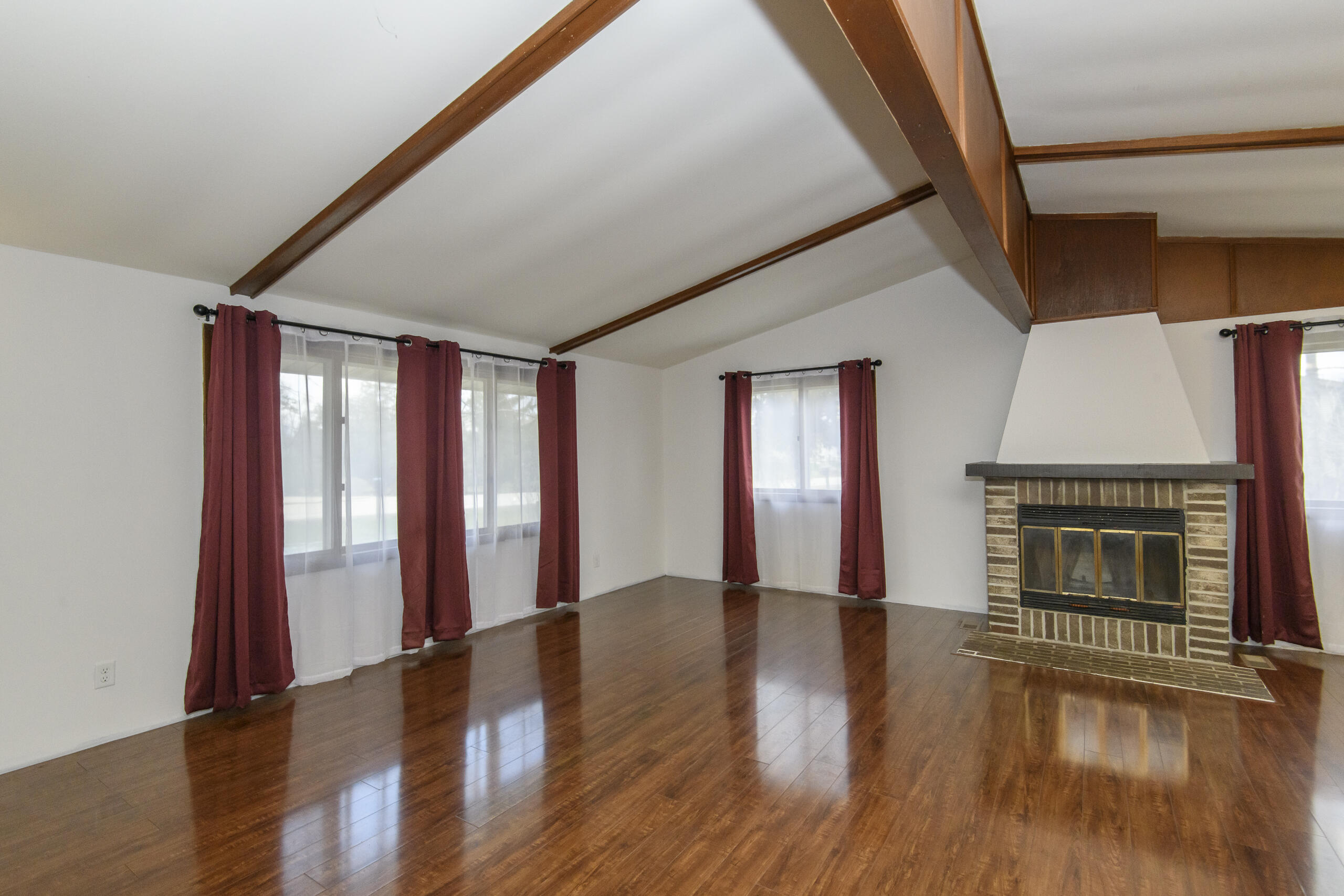 7501 East Wind Lake Road Norway, WI 53185 - Photo 2 of 30 Living room