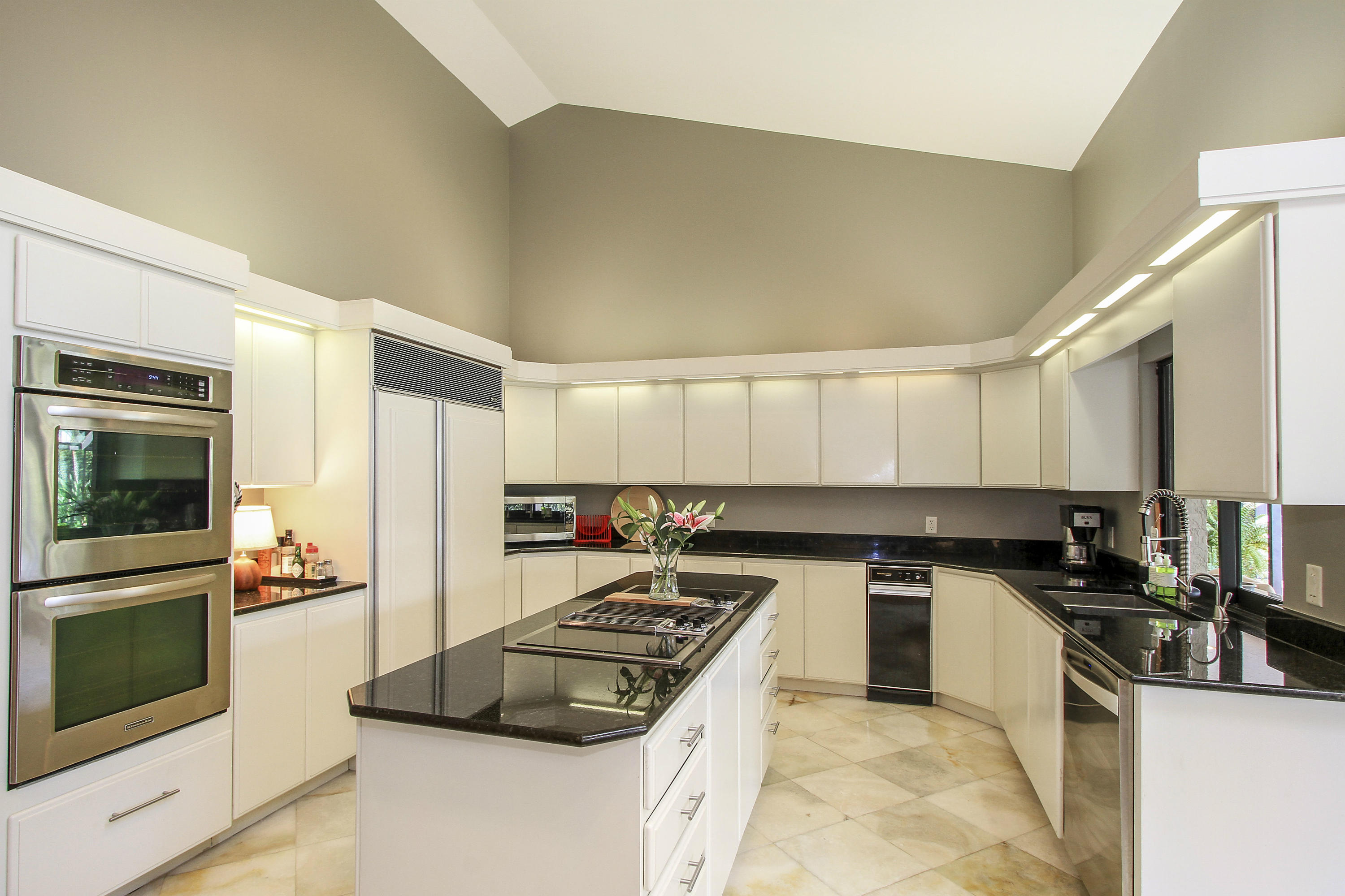 25 Rabbits Run Palm Beach Gardens, FL 33418 - Photo 10 of 22 Gourmet Kitchen